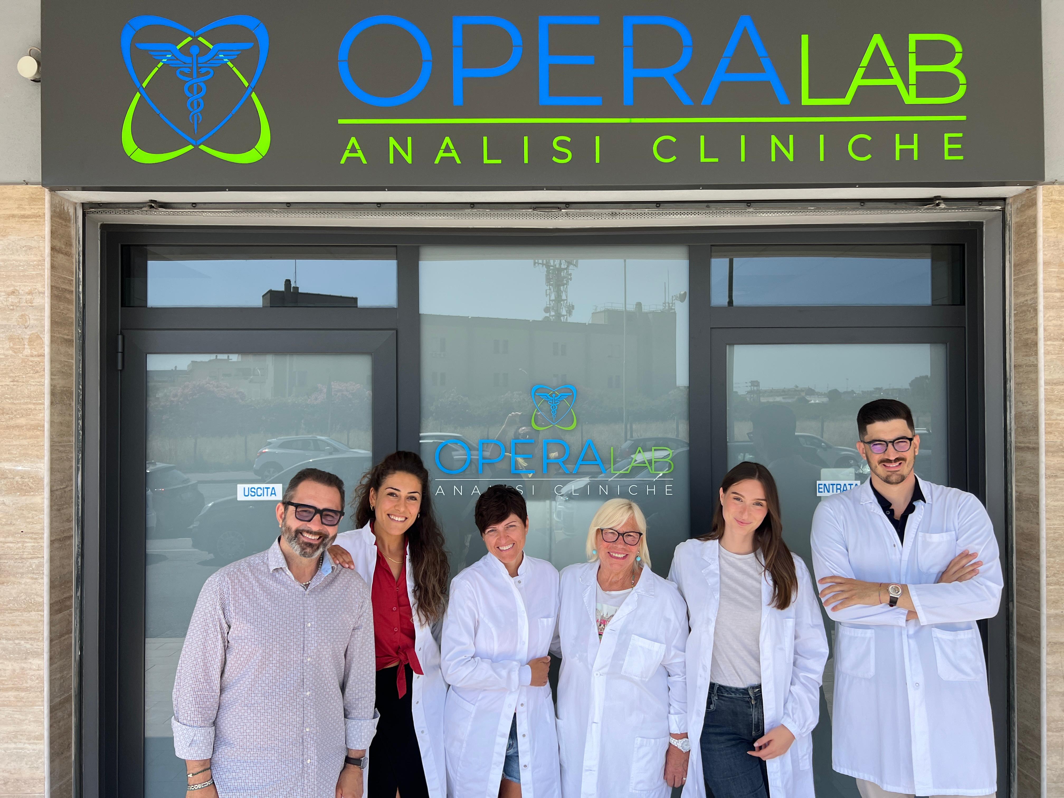L’équipe OperaLab davanti al centro