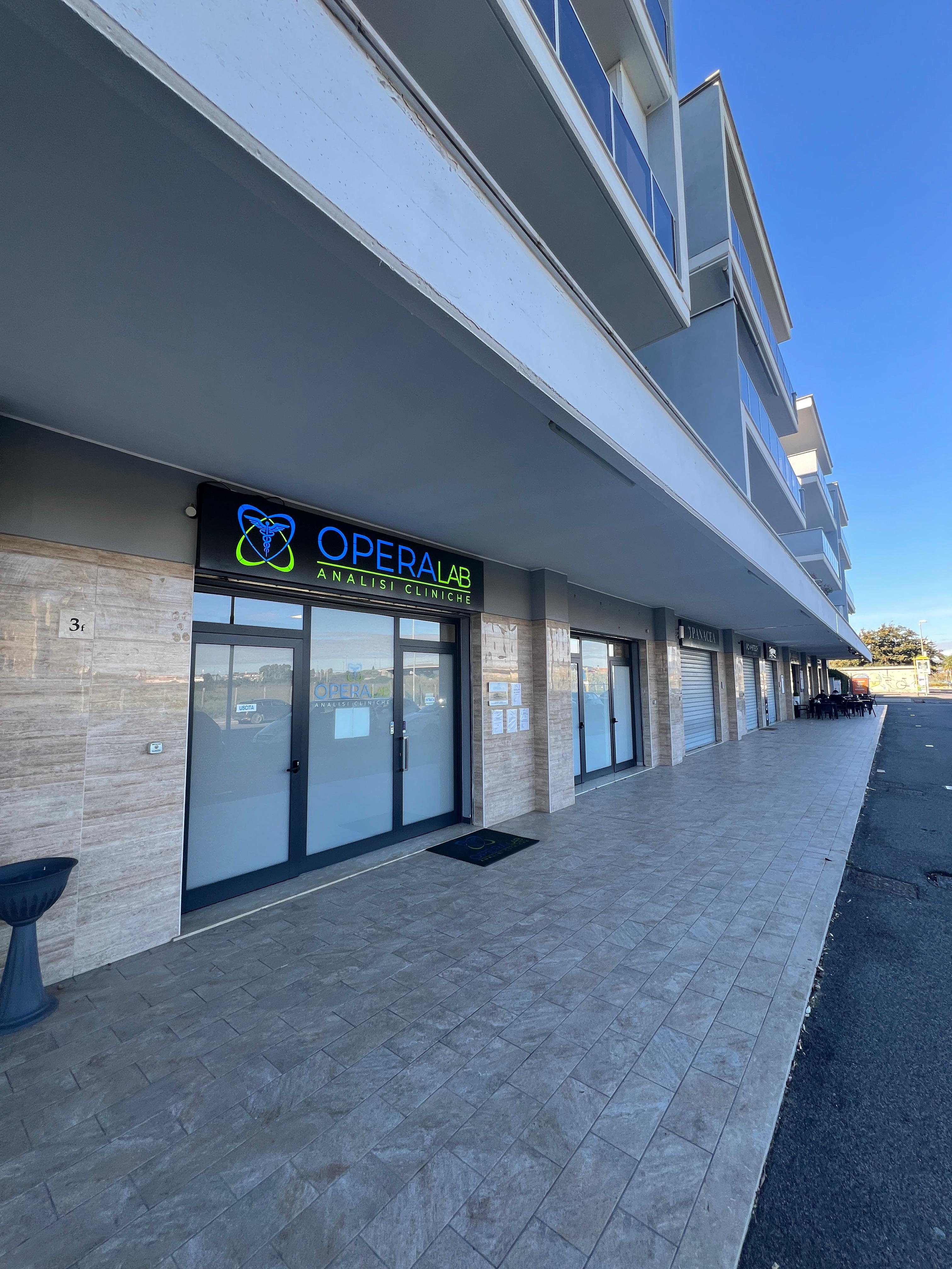 L’ingresso di OperaLab in Via Mario Sironi 3/F a Ladispoli